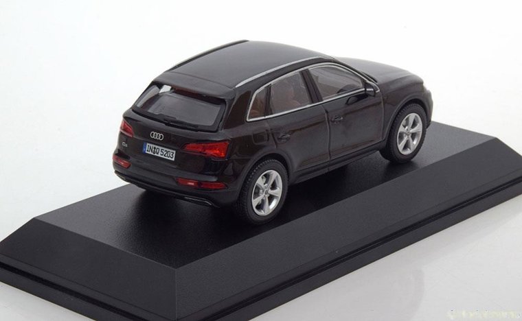 iScale 1:43 Audi Q5 - Myth Black 2016 in dealerverpakking