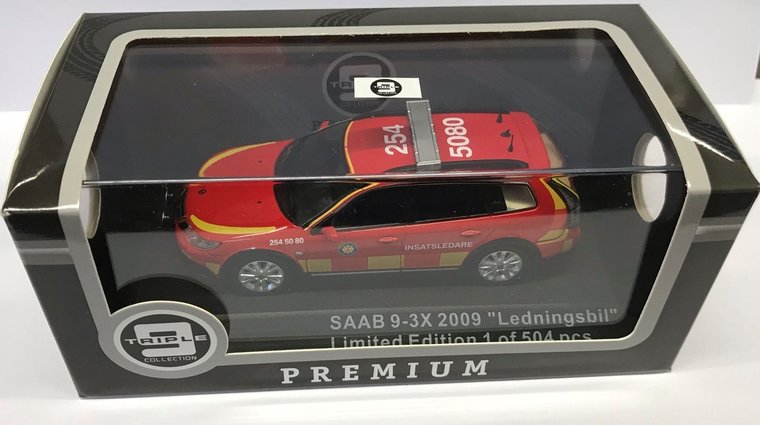 Triple9 Premium 1:43 Saab 9-3X Ledningsbil 2009 rood geel