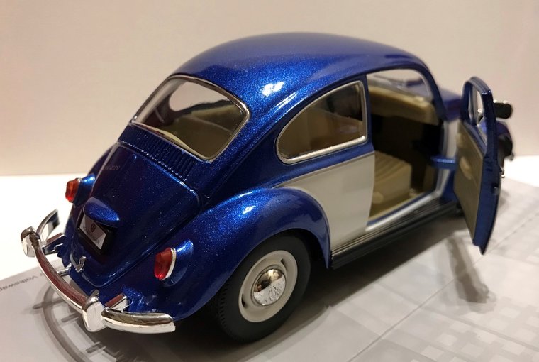 Kinsmart 1:24 Volkswagen Classic Beetle blauw wit