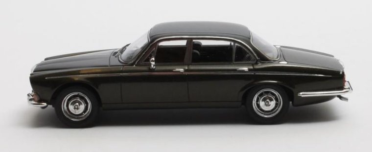 Matrix 1:43 Daimler Double Six Vanden Plas Serie 1 mink zwart 1973