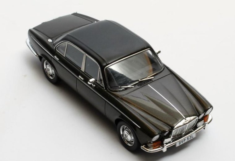 Matrix 1:43 Daimler Double Six Vanden Plas Serie 1 mink zwart 1973