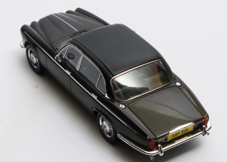 Matrix 1:43 Daimler Double Six Vanden Plas Serie 1 mink zwart 1973