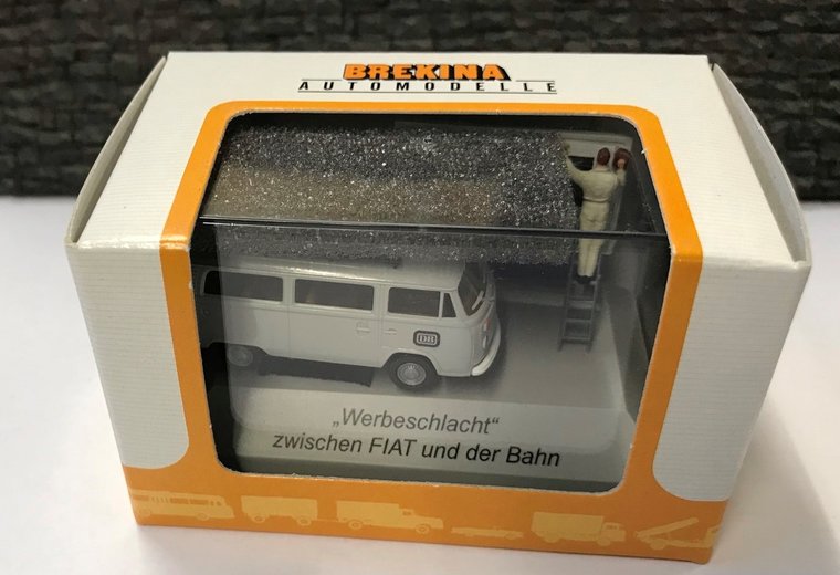 Brekina 1:87 Volkswagen T2 Combi DB met Reclamebord grijs, in vitrine