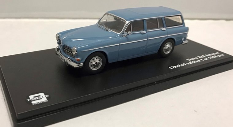 Triple9 Collection 1:43 Volvo 220 Amazone 1966 lichtblauw in vitrine