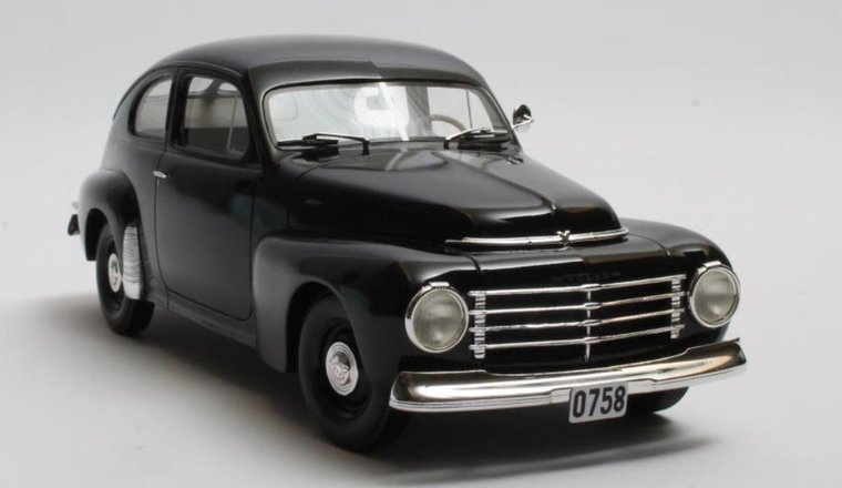 Cult models 1:18 Volvo PV444 black 1952