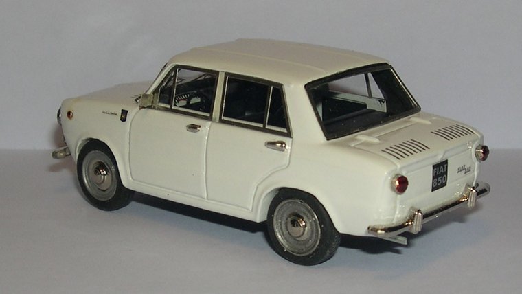 Rialto Models 1:43 Fiat 850 4-deurs 1965 van Carrozzeria Lombardi wit
