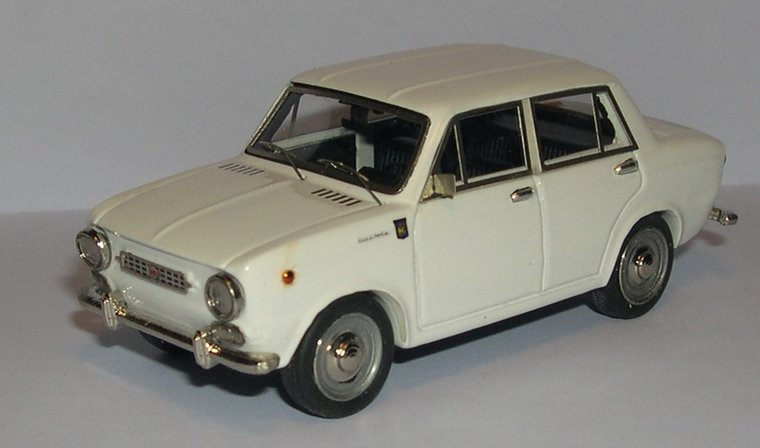 Rialto Models 1:43 Fiat 850 4-deurs 1965 van Carrozzeria Lombardi wit