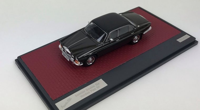 Matrix 1:43 Daimler Double Six Vanden Plas Serie 1 mink zwart 1973