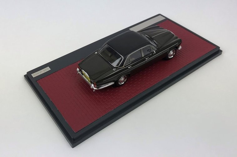 Matrix 1:43 Daimler Double Six Vanden Plas Serie 1 mink zwart 1973