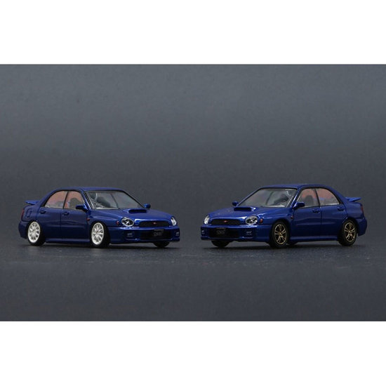 BM Creations 1:64 Subaru Impreza WRX LHD 2001 met extra wielen blauw, in vitrine