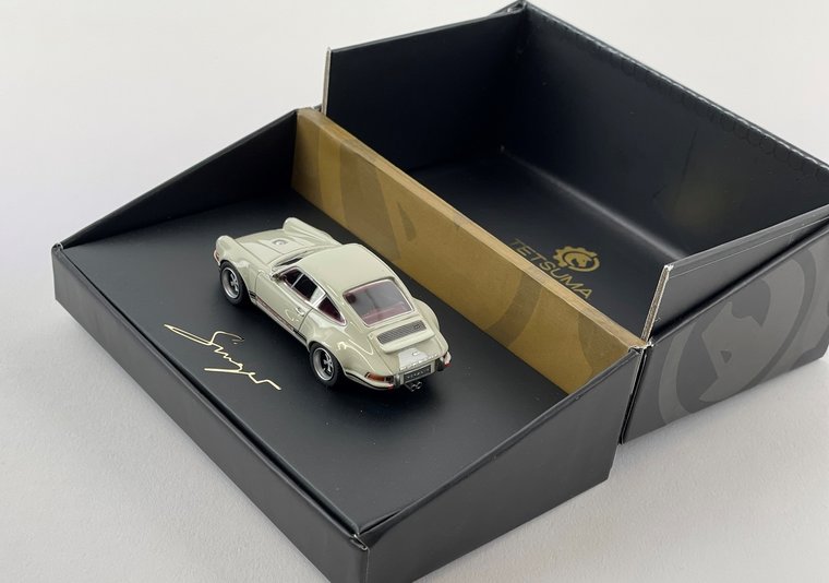 Tesuma 1:64 Porsche 964 Restomod Resin Series 1989-1994 Brandy White in luxe verpakking