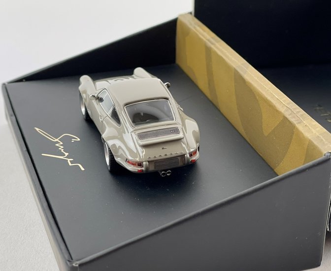 Tesuma 1:64 Porsche 964 Restomod Resin Series 1989-1994 ashley grey in luxe verpakking