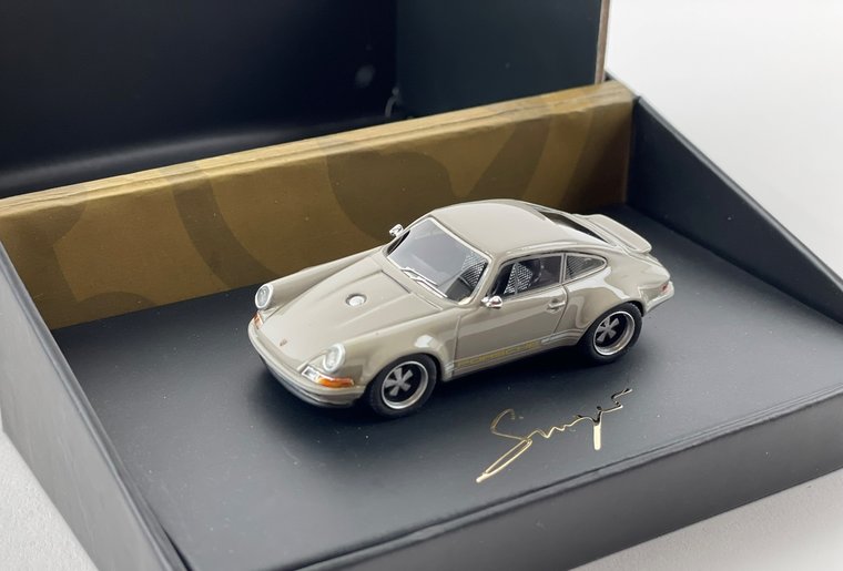 Tesuma 1:64 Porsche 964 Restomod Resin Series 1989-1994 ashley grey in luxe verpakking