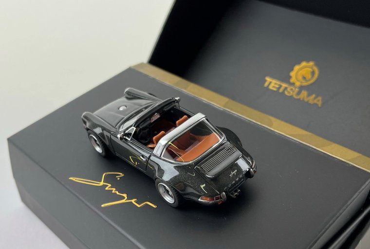 Tesuma 1:64 Porsche 964 Targa Restomod Resin Series  crystal grijs metallic in luxe verpakking