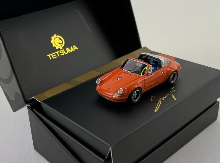 Tesuma 1:64 Porsche 964 Targa Restomod Resin Series oranje in luxe verpakking