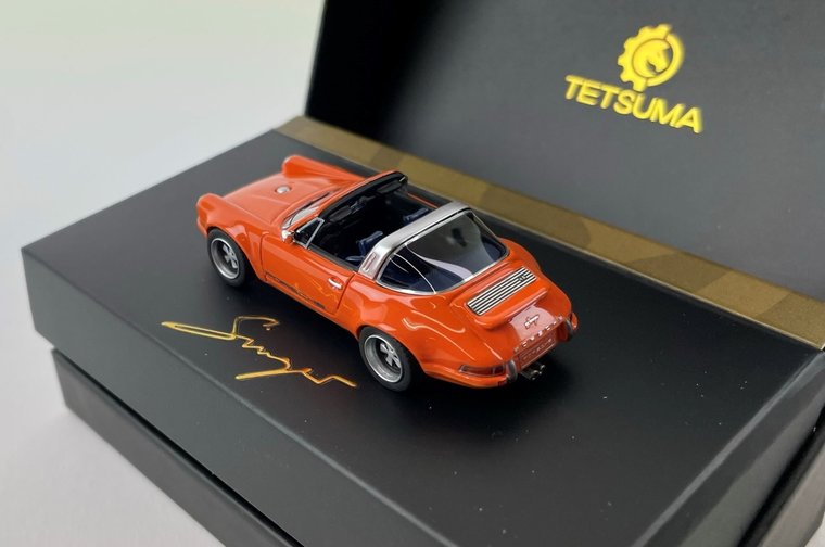 Tesuma 1:64 Porsche 964 Targa Restomod Resin Series oranje in luxe verpakking