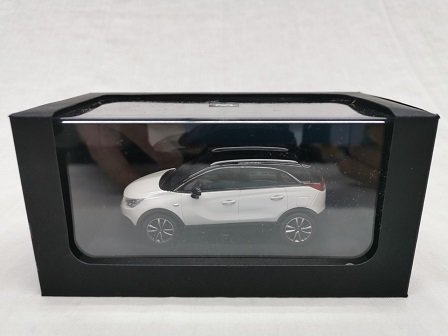 iScale 1:43 Opel Crossland X 2018 wit zwart in dealerverpakking