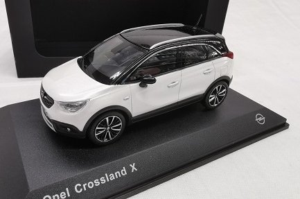 iScale 1:43 Opel Crossland X 2018 wit zwart in dealerverpakking
