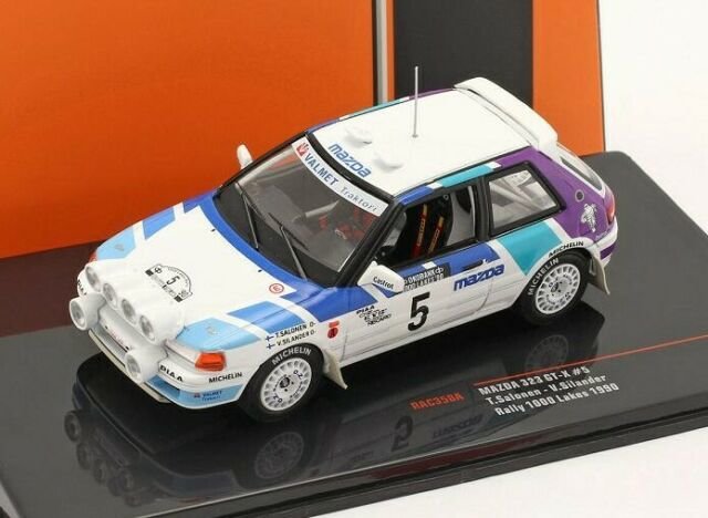 IXO 1:43 Mazda 323 GT-X No 5 T. Salonen V. Silander TeamMazda Euroea 1000 Lakes Rallye met nachtlicht