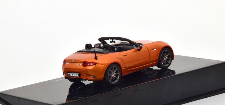 IXO 1:43 Mazda MX-5 Roadster 2019 oranje
