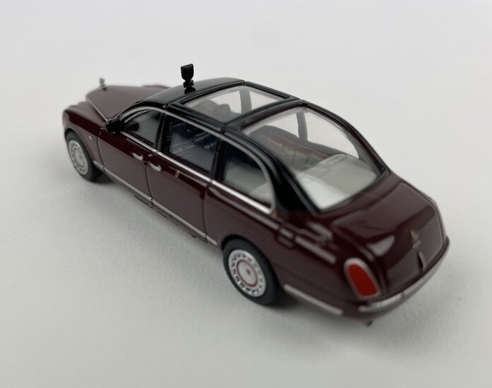 Oxford 1:76 Bentley State Limousine HM The Queen donkerrood, in vitrine