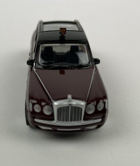 Oxford 1:76 Bentley State Limousine HM The Queen donkerrood, in vitrine