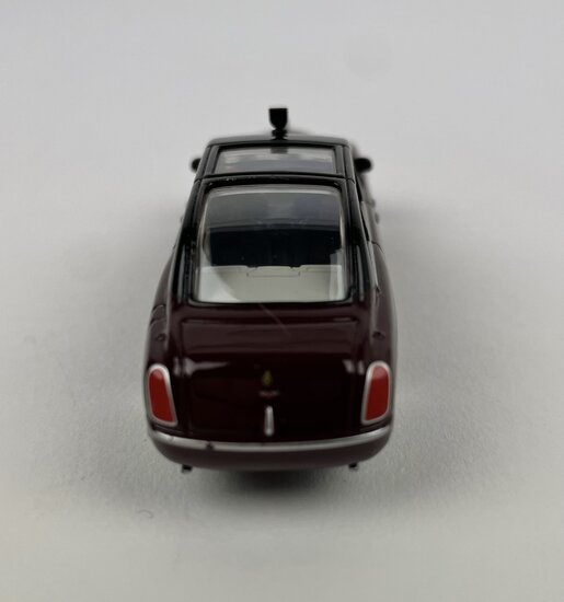 Oxford 1:76 Bentley State Limousine HM The Queen donkerrood, in vitrine