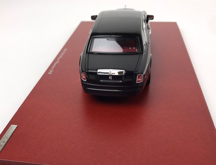 True Scale 1:43 Rolls Royce Phantom LWB 2010 zwart op houten base  