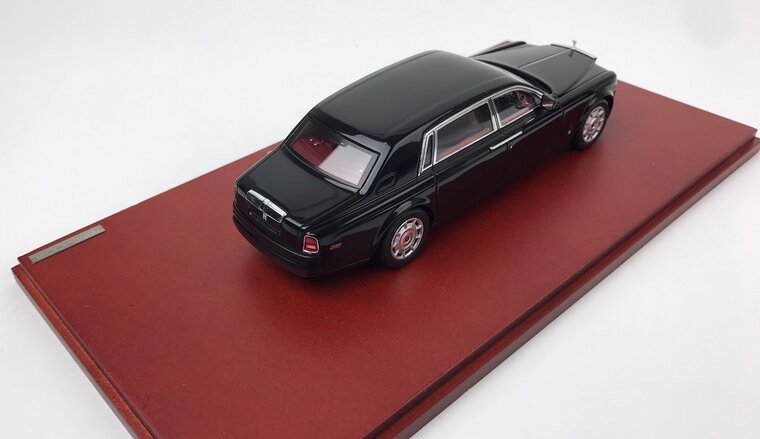 True Scale 1:43 Rolls Royce Phantom LWB 2010 zwart op houten base  