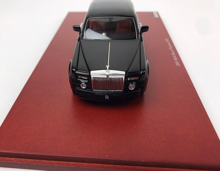 True Scale 1:43 Rolls Royce Phantom LWB 2010 zwart op houten base  