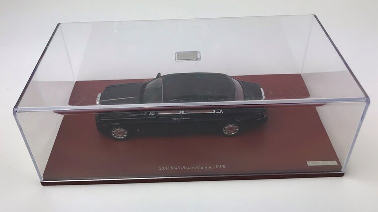 True Scale 1:43 Rolls Royce Phantom LWB 2010 zwart op houten base  