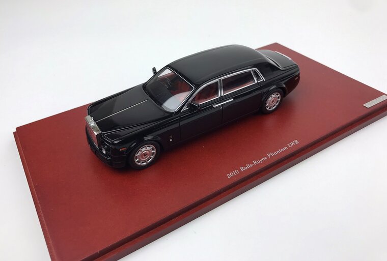 True Scale 1:43 Rolls Royce Phantom LWB 2010 zwart op houten base  