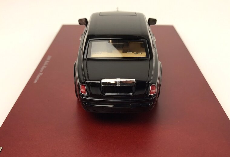 True Scale 1:43 Rolls Royce Phantom Sedan 2009, op houtenbase