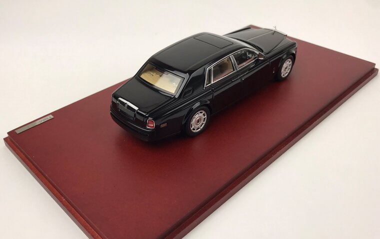 True Scale 1:43 Rolls Royce Phantom Sedan 2009, op houtenbase