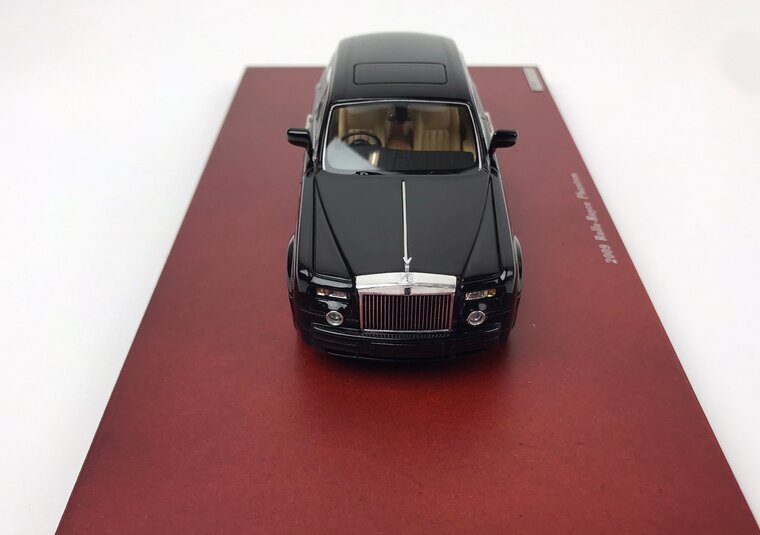 True Scale 1:43 Rolls Royce Phantom Sedan 2009, op houtenbase