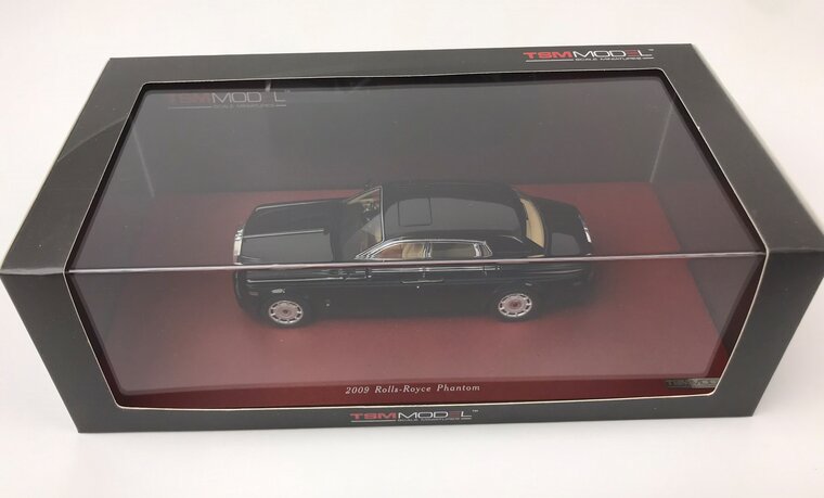 True Scale 1:43 Rolls Royce Phantom Sedan 2009, op houtenbase