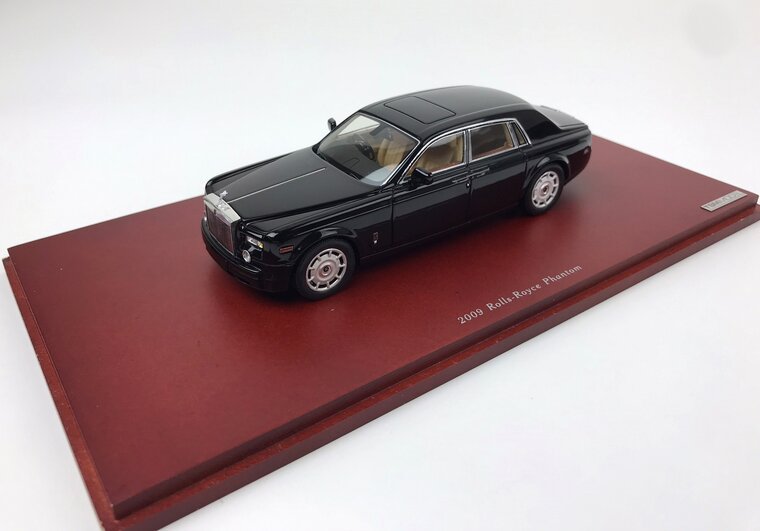 True Scale 1:43 Rolls Royce Phantom Sedan 2009, op houtenbase