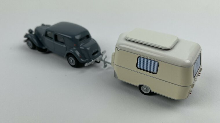 Les Classiques 1:87 Citroen Traction 11B 1952 zwart met Eriba Caravan