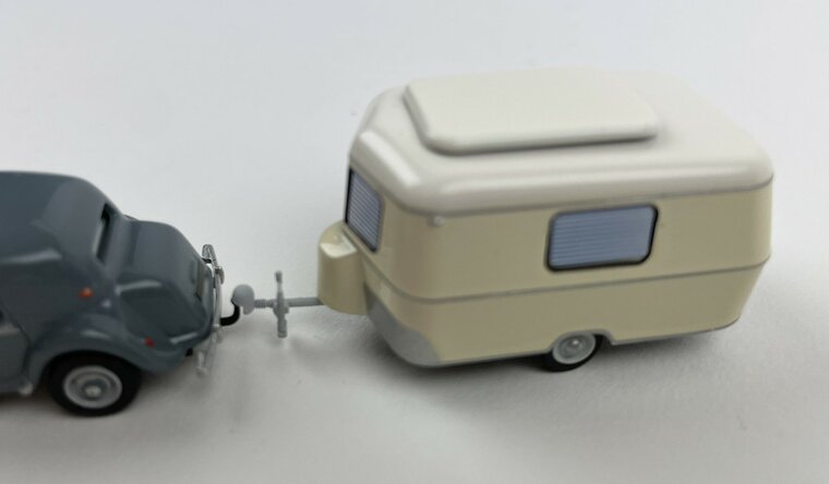 Les Classiques 1:87 Citroen Traction 11B 1952 zwart met Eriba Caravan