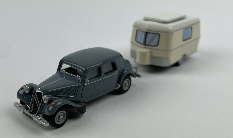 Les Classiques 1:87 Citroen Traction 11B 1952 zwart met Eriba Caravan