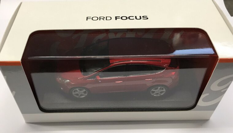 Minichamps 1:43 Ford Focus 5-door 2011, red metallic in Dealerverpakking