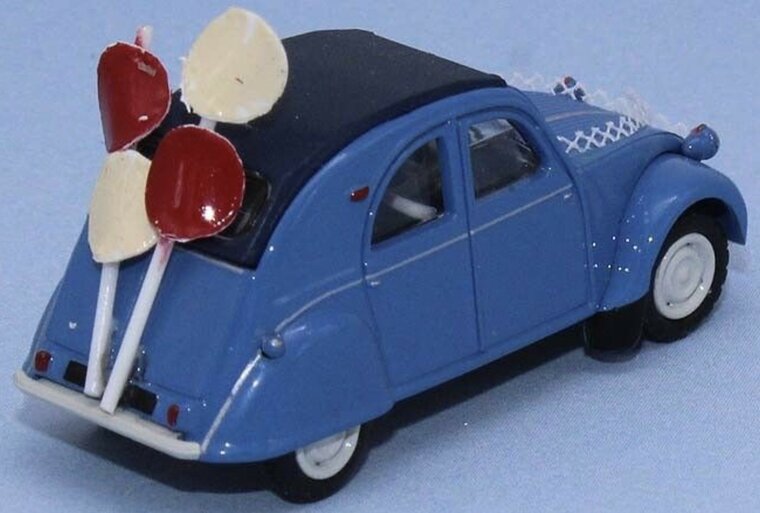 Les Classiques 1:87 Citroen 2CV AZLP Trouwauto met luchtballonen 1958 blauw