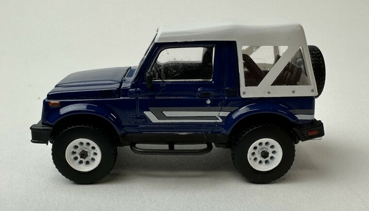 BM Creations 1:64 Suzuki Jimny SJ413 blauw  wit LHD