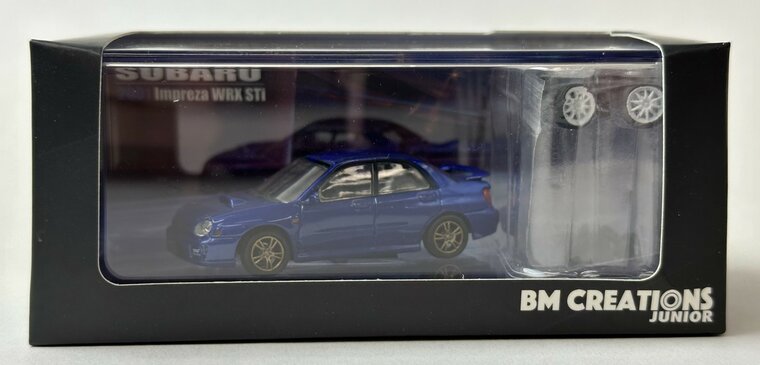 BM Creations 1:64 Subaru Impreza WRX LHD 2001 met extra wielen blauw, in vitrine