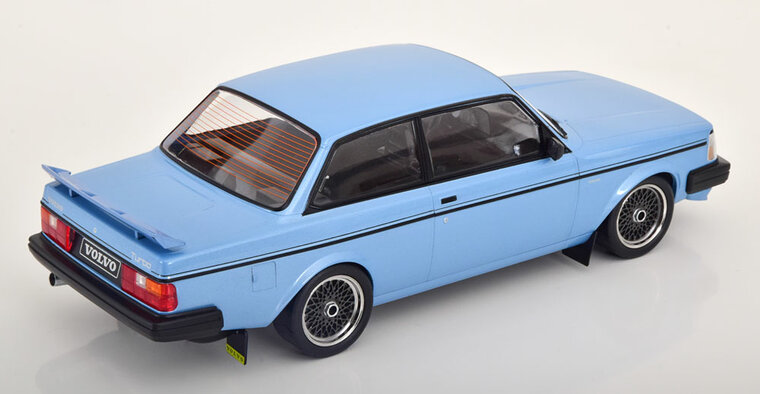 IXO 1:18 Volvo 240 Turbo Custom blauw metallic 1985