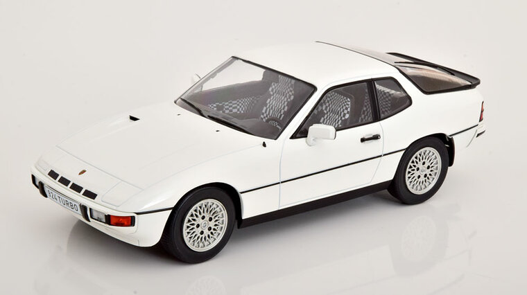 MCG 1:18 Porsche 924 Turbo 1979 wit , lijm sporen bij linkerspiegel ( zie fotos)