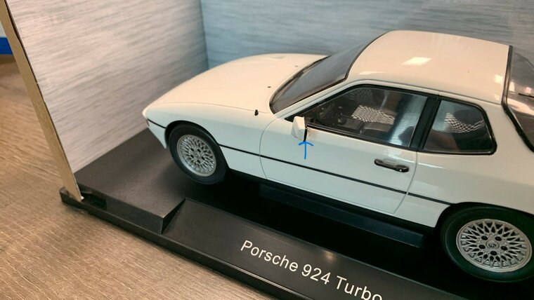 MCG 1:18 Porsche 924 Turbo 1979 wit , lijm sporen bij linkerspiegel ( zie fotos)