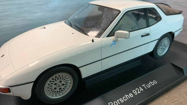 MCG 1:18 Porsche 924 Turbo 1979 wit , lijm sporen bij linkerspiegel ( zie fotos)