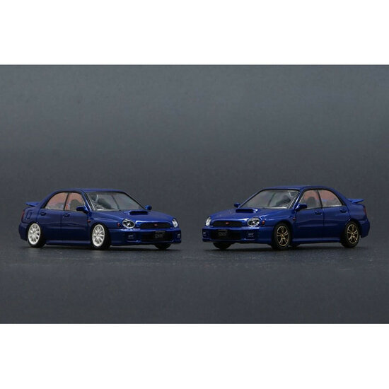 BM Creations 1:64 Subaru Impreza WRX LHD 2001 met extra wielen blauw, in vitrine