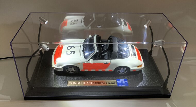 Triple9 1:18 Vitrine met Led 35.0x15.3x15.6 (Base surface inside 33x13cm) zwart bodem, excl modelautos